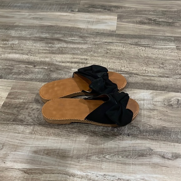 Shoes - Lightly worn size 39/7 black bow flip flop sandals